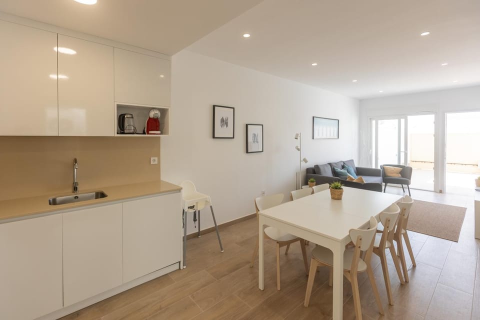 Kitchen or kitchenette, Living room, Seating area, Dining area