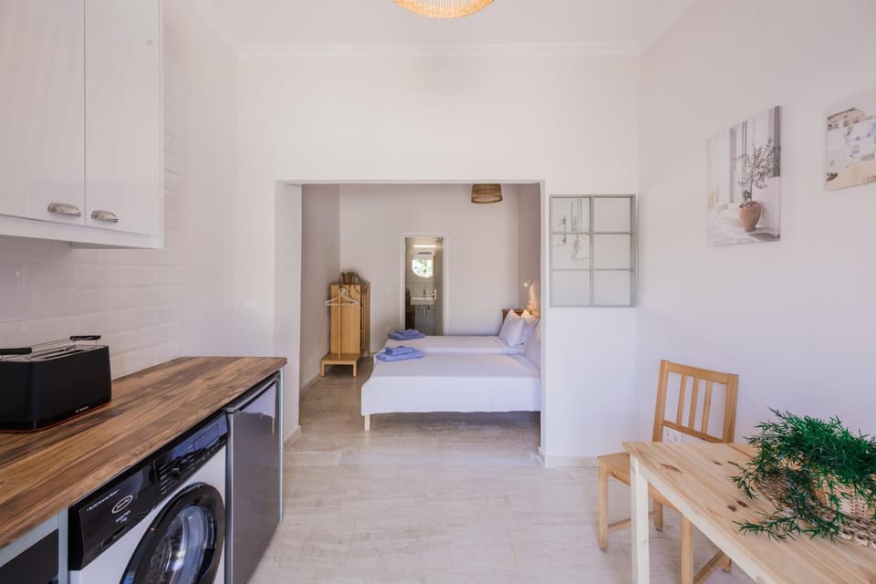 Kitchen or kitchenette, Dining area, Bedroom