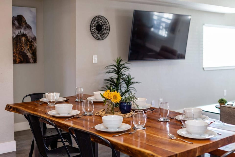 Kitchen or kitchenette, Dining area, group of guests