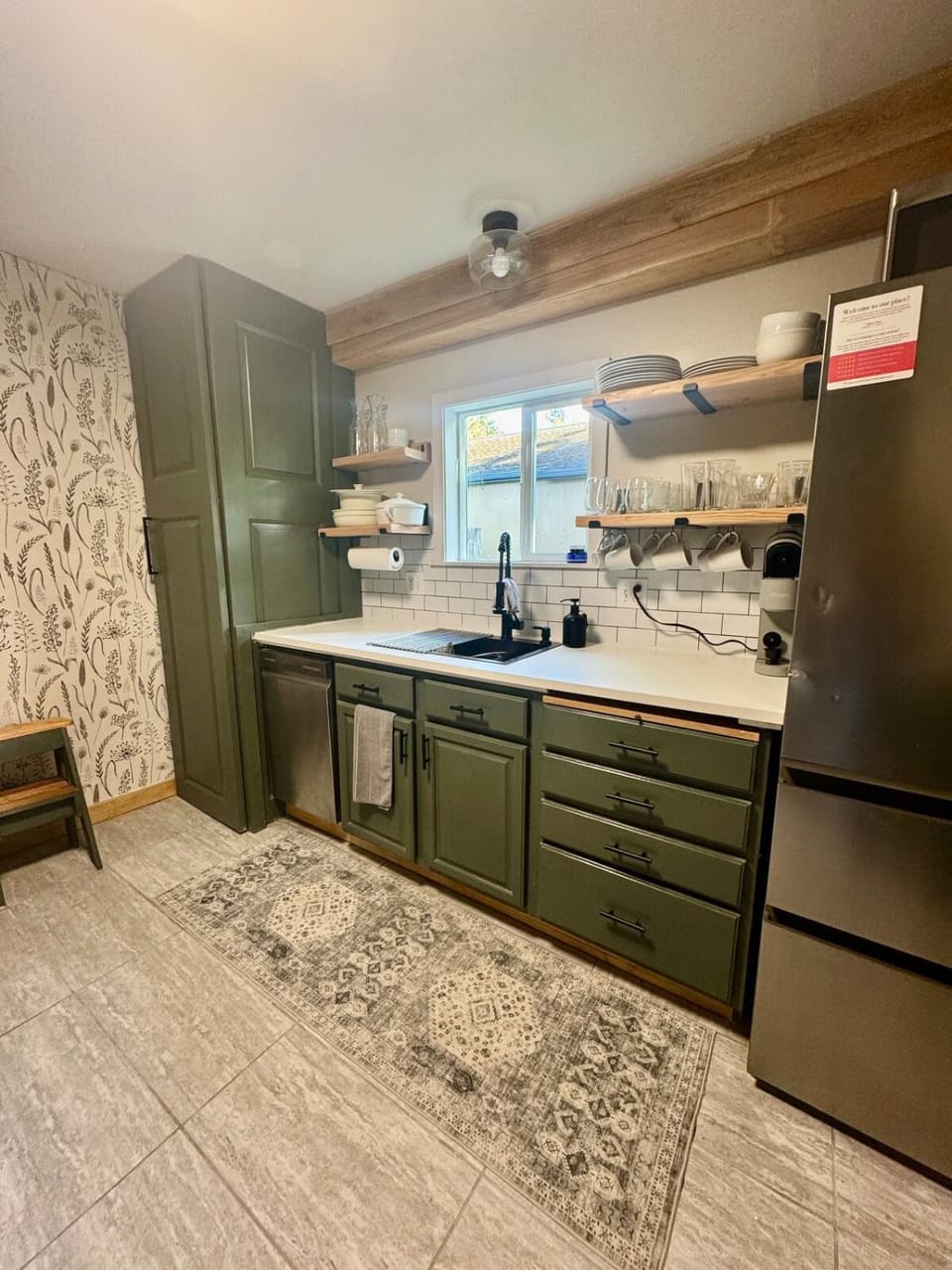Kitchen or kitchenette, dishwasher