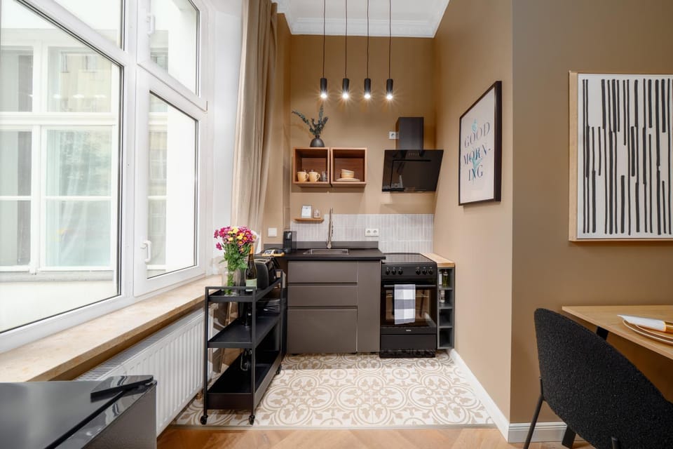 Kitchen or kitchenette, Dining area, oven