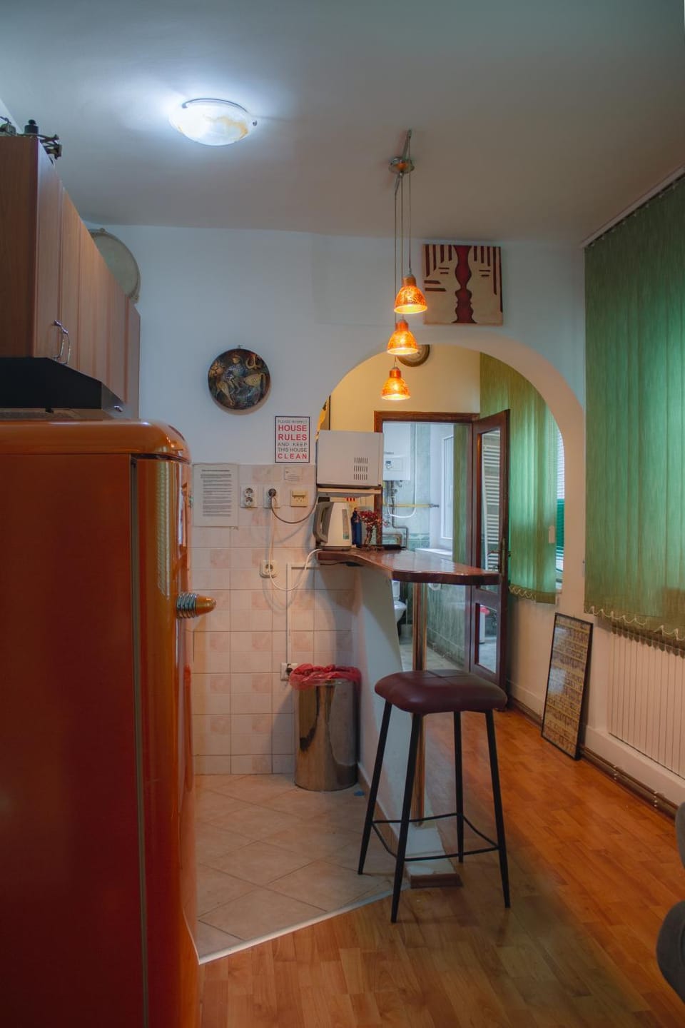 Kitchen or kitchenette, minibar