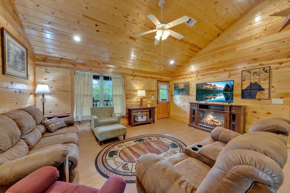 NEW Smoky Mountain Cabin Cozy & Convenient Cabin in Sevierville