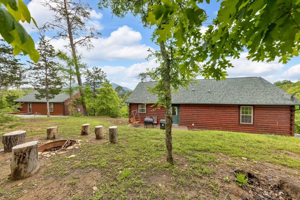 NEW Smoky Mountain Cabin Cozy & Convenient Cabin in Sevierville