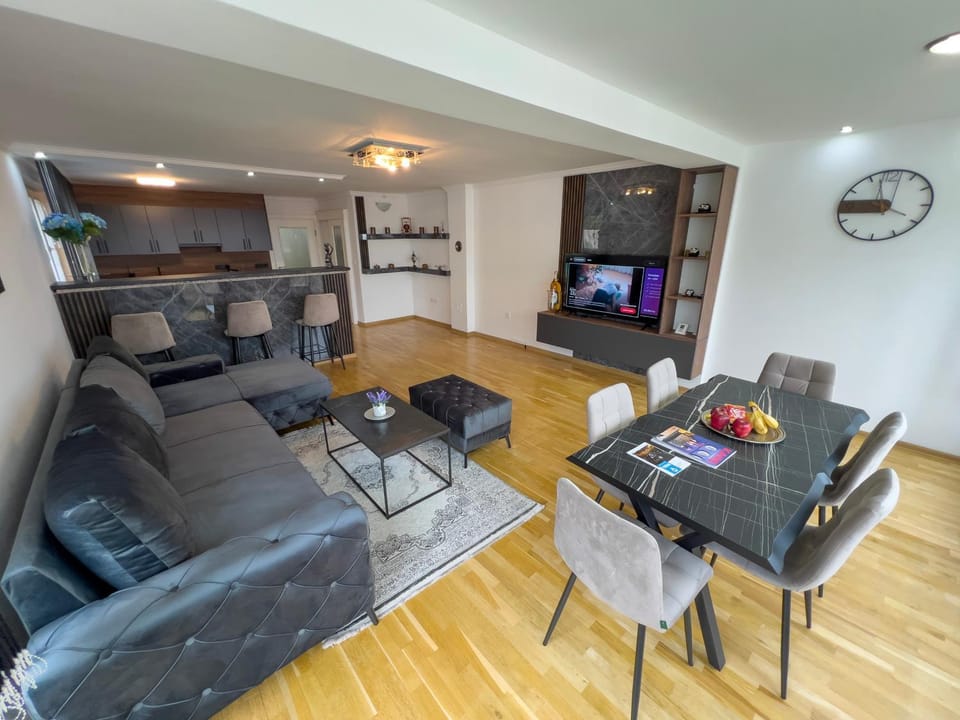 Communal lounge/ TV room, TV and multimedia, Living room, Seating area, Dining area, Evening entertainment