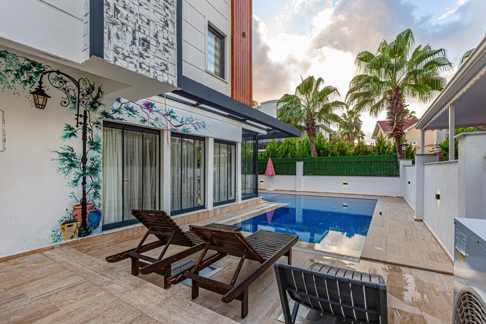Swimming pool, sunbed