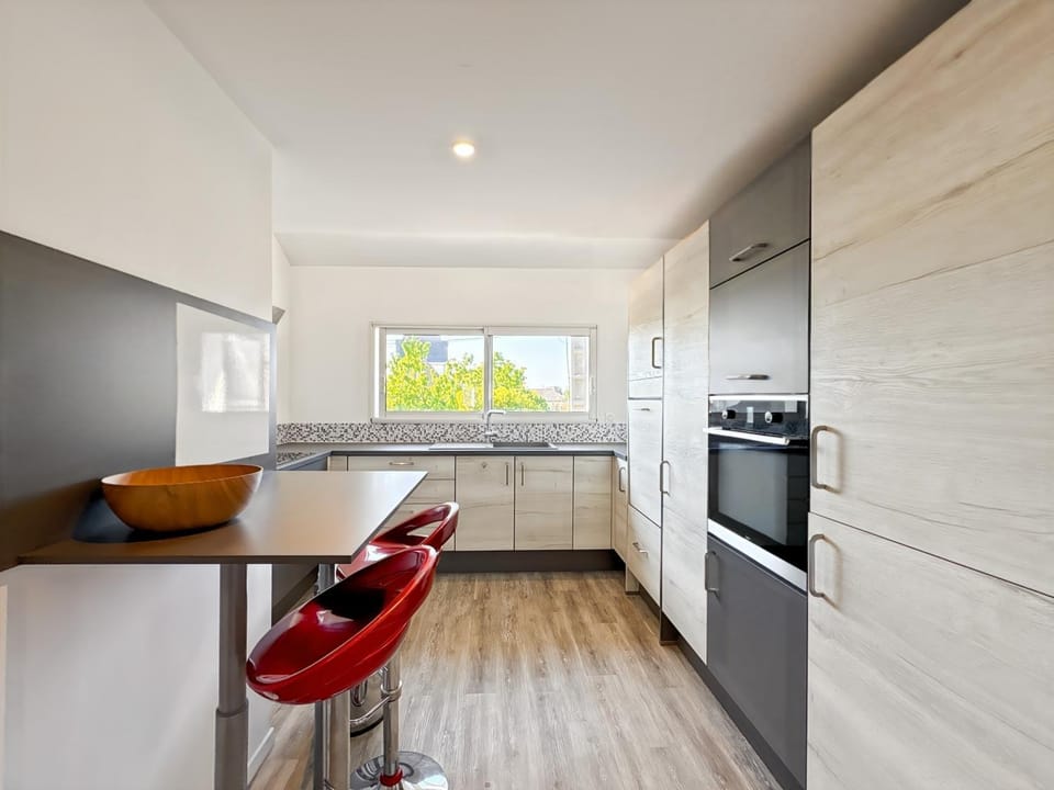 Kitchen or kitchenette, Dining area, oven, stove