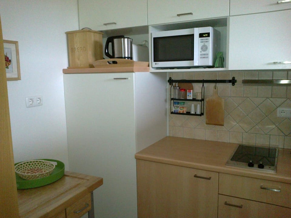 Coffee/tea facilities, Kitchen or kitchenette, stove, toaster