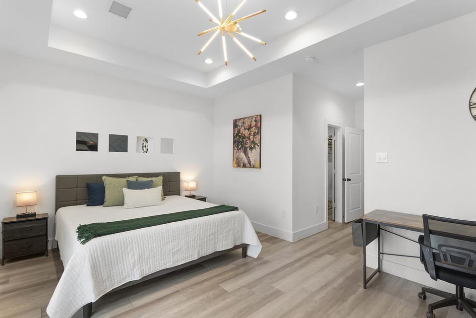 Luxe Heights 3BR Escape in Prime Location With Garage Access House in Houston