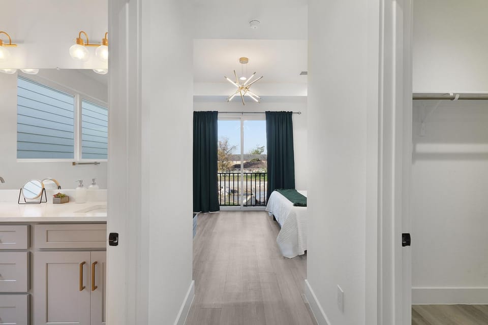 Luxe Heights 3BR Escape in Prime Location With Garage Access House in Houston