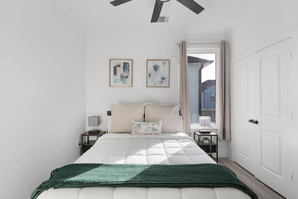 Luxe Heights 3BR Escape in Prime Location With Garage Access House in Houston