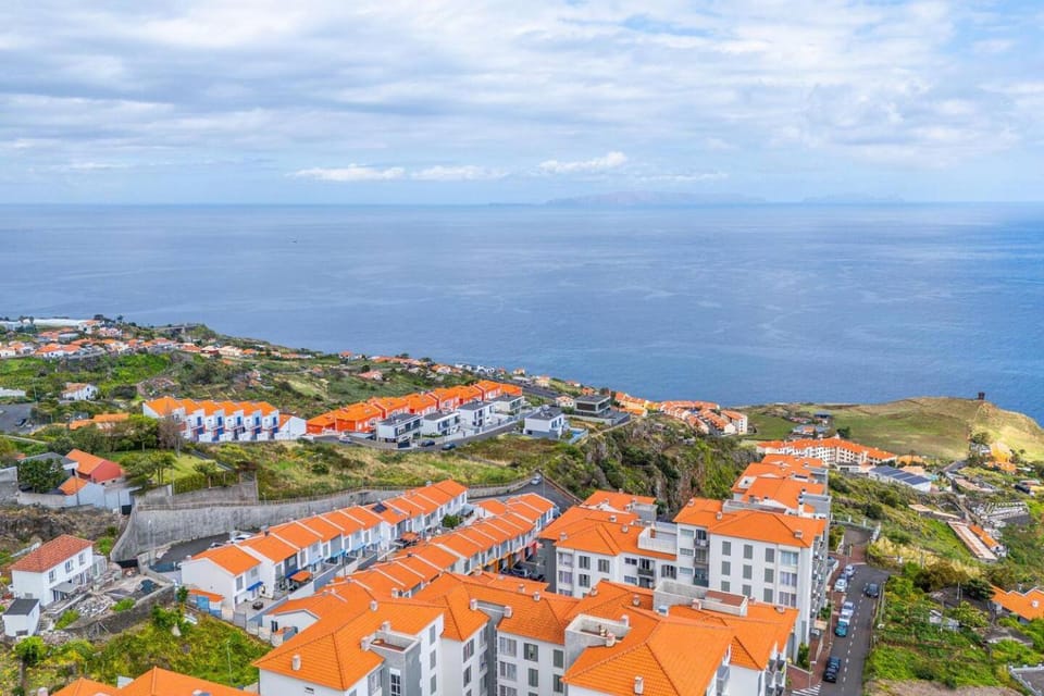 Sapphire Scape Near Airport Madeira Santa Cruz Apartment in Caniço