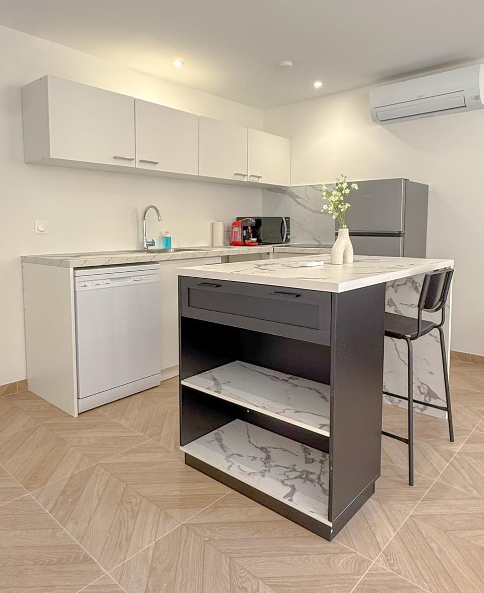 T2 luxe 100 m port, Clim, Wi-Fi Apartment in Toulon