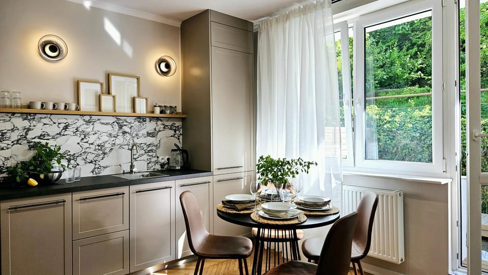 Kitchen or kitchenette, Dining area