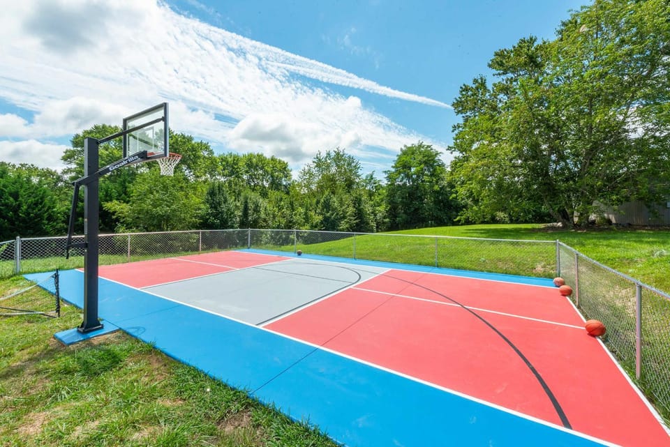 Sleeps 20 Sport Court Pool Hot Tub Playground House in Mills River