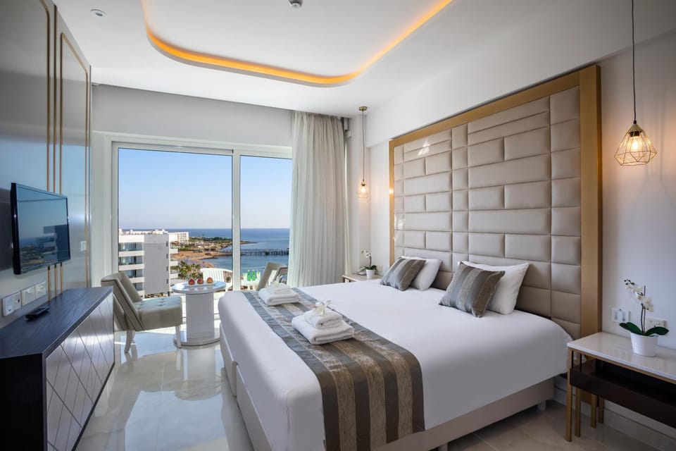 Bed, TV and multimedia, Photo of the whole room, Bedroom, Sea view