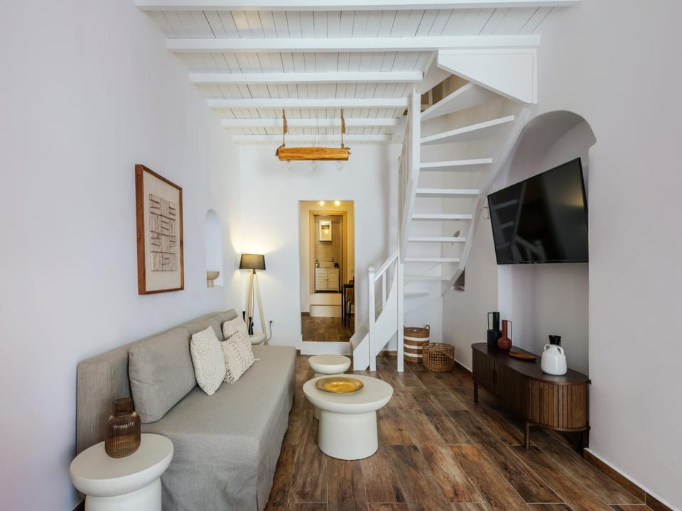 Toilet, Bathroom, TV and multimedia, Living room, Seating area