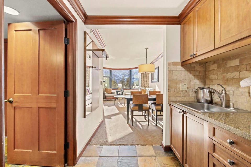 Everline Resort & Spa Palisades-Valley View Suite House in Palisades Tahoe (Olympic Valley)