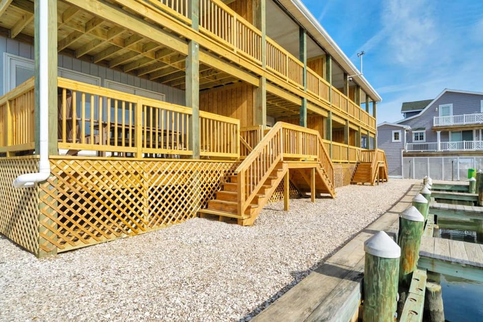 Property building, Day, Neighbourhood, Balcony/Terrace
