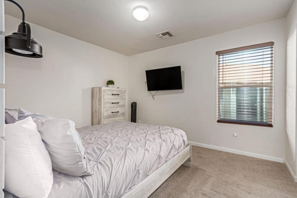 Beautifully Decorated HomeAvondalePrivatePool House in Avondale