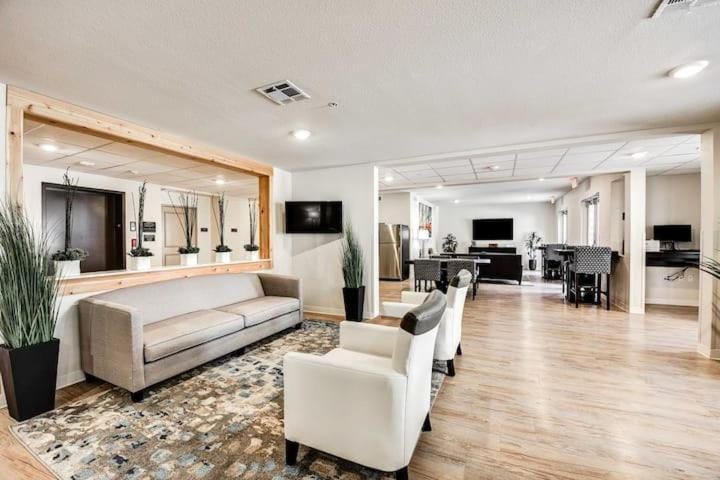 Simplicity At the Rim 1207 I Spacious 1 Bed 1 Bth Apartment in San Antonio