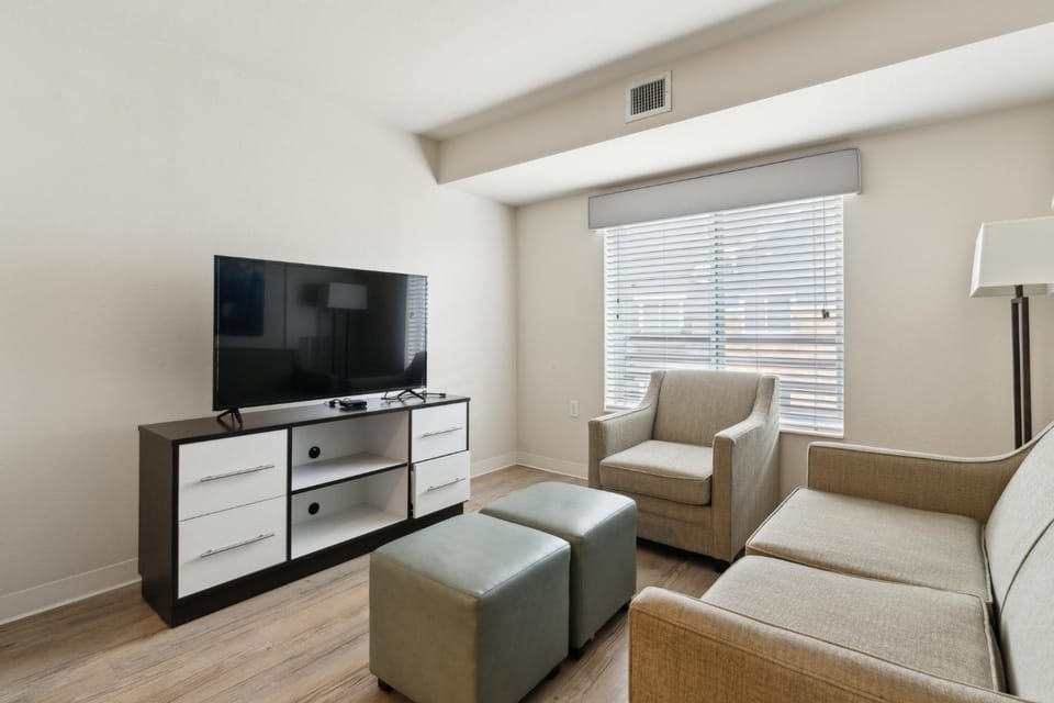 Simplicity At the Rim 1419 I Spacious 1 Bed 1 Bth Apartment in San Antonio