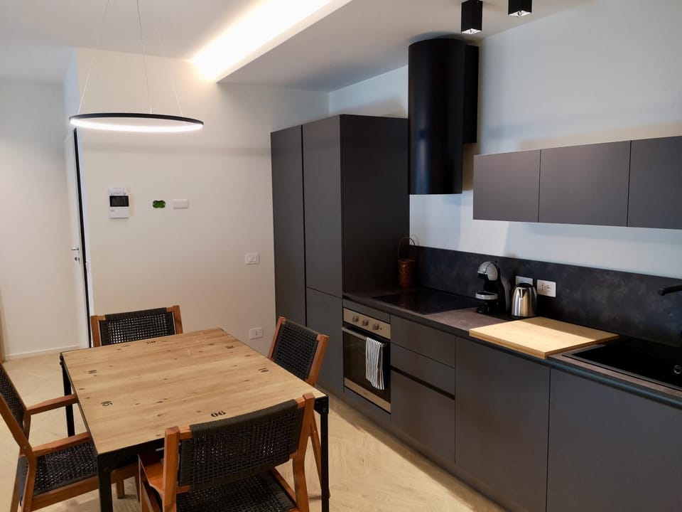 Kitchen or kitchenette, Dining area, oven, stove