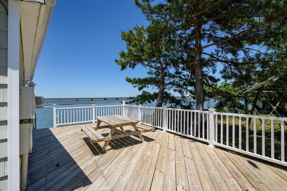 Waterfront Sunsets Apartment in Chincoteague Island