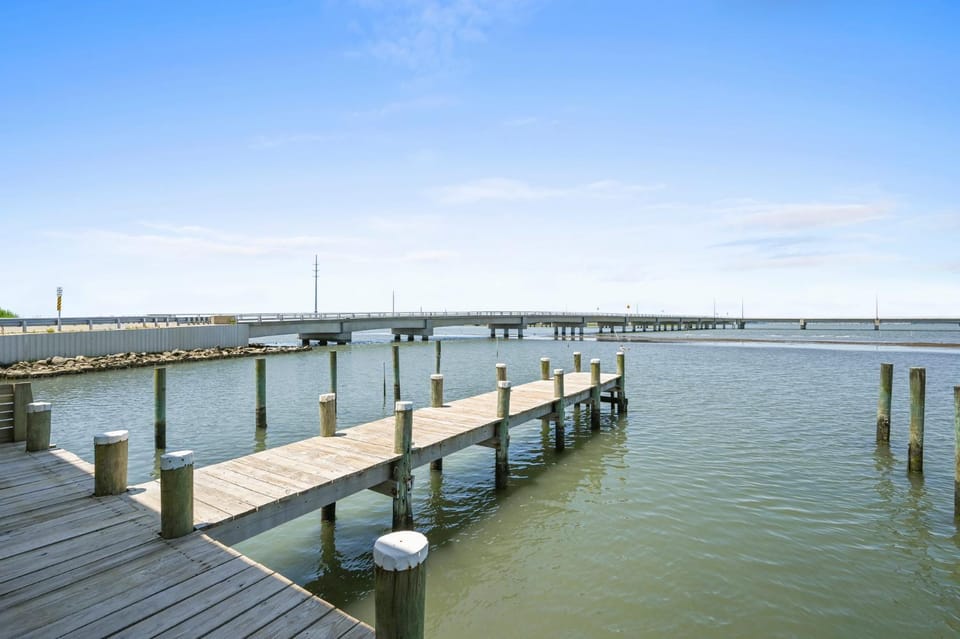 Waterfront Sunsets Apartment in Chincoteague Island
