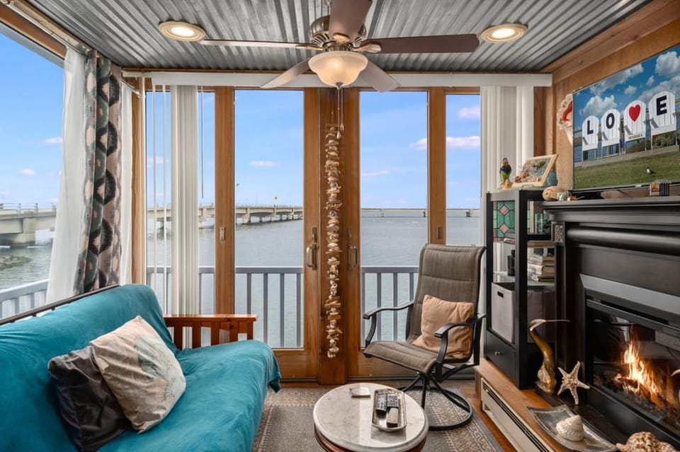 Waterfront Sunsets Apartment in Chincoteague Island