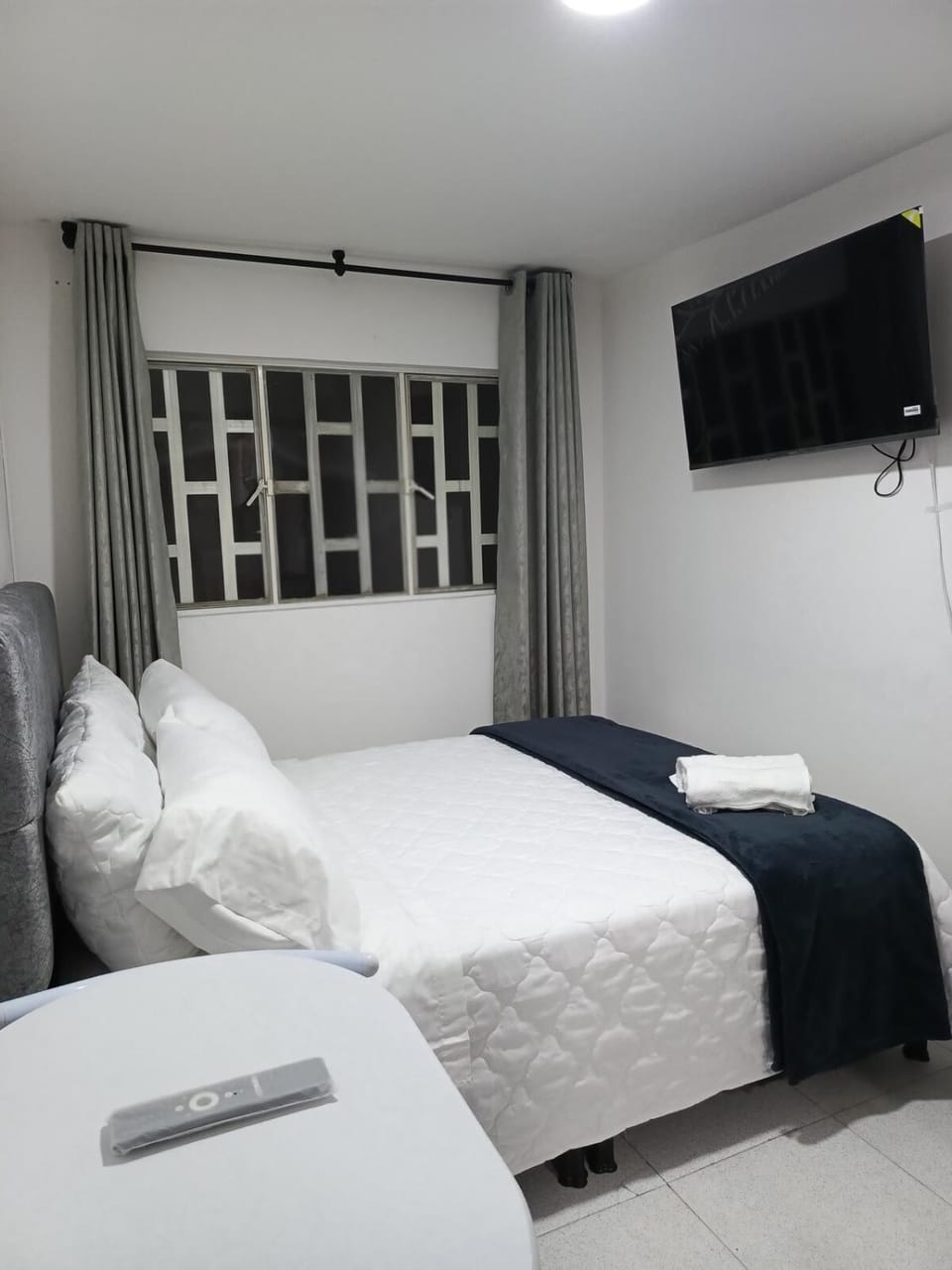 Bed, TV and multimedia, Photo of the whole room, Bedroom