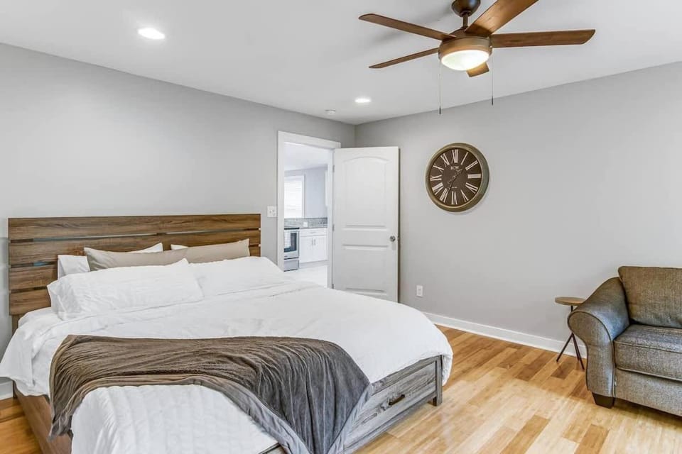 Bed, Photo of the whole room, Bedroom