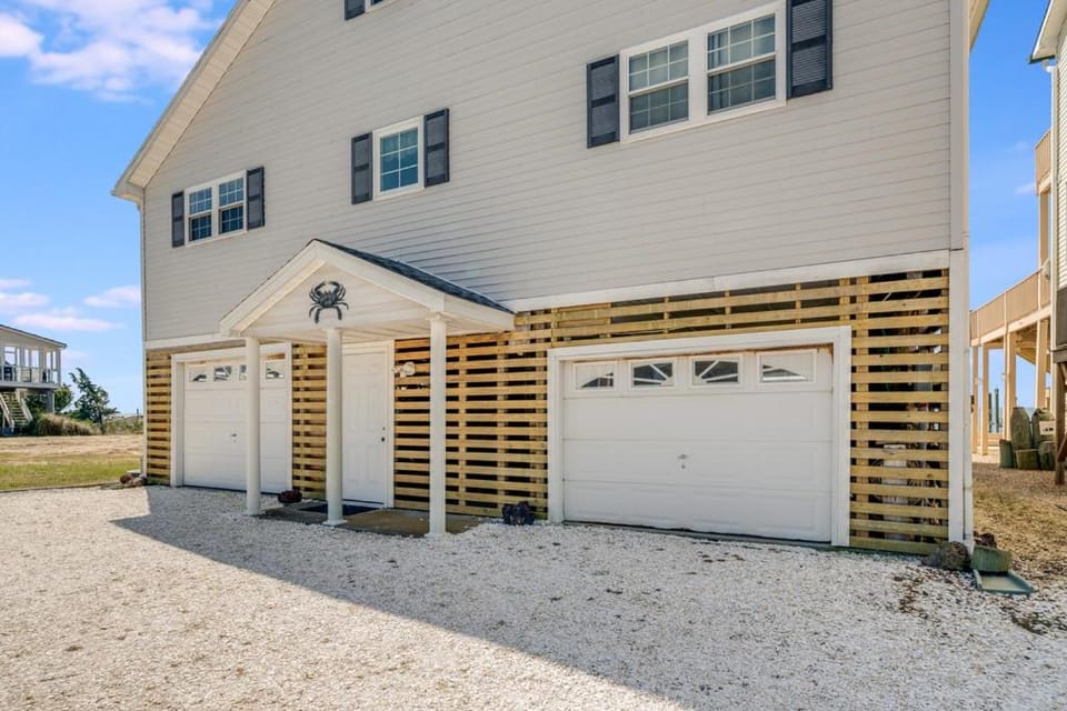 Property building, Facade/entrance, Day, Parking