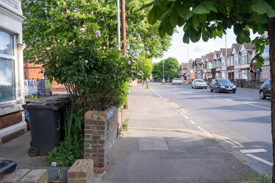 Rednest Swindon Central Stay Free Parking Apartment in Swindon