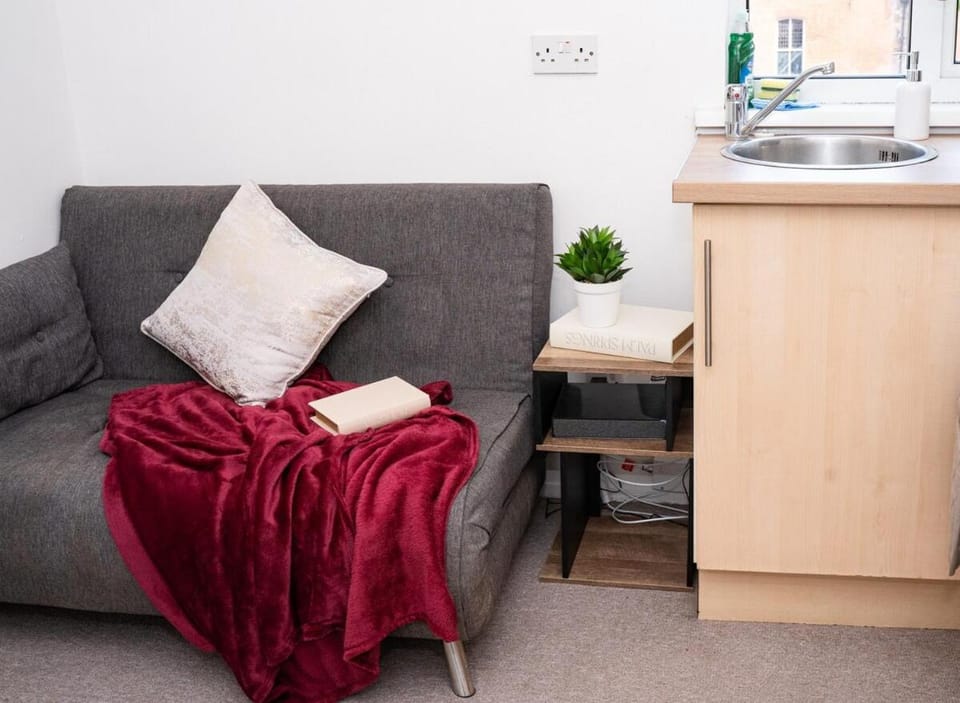 Rednest Swindon Central Stay Free Parking Apartment in Swindon