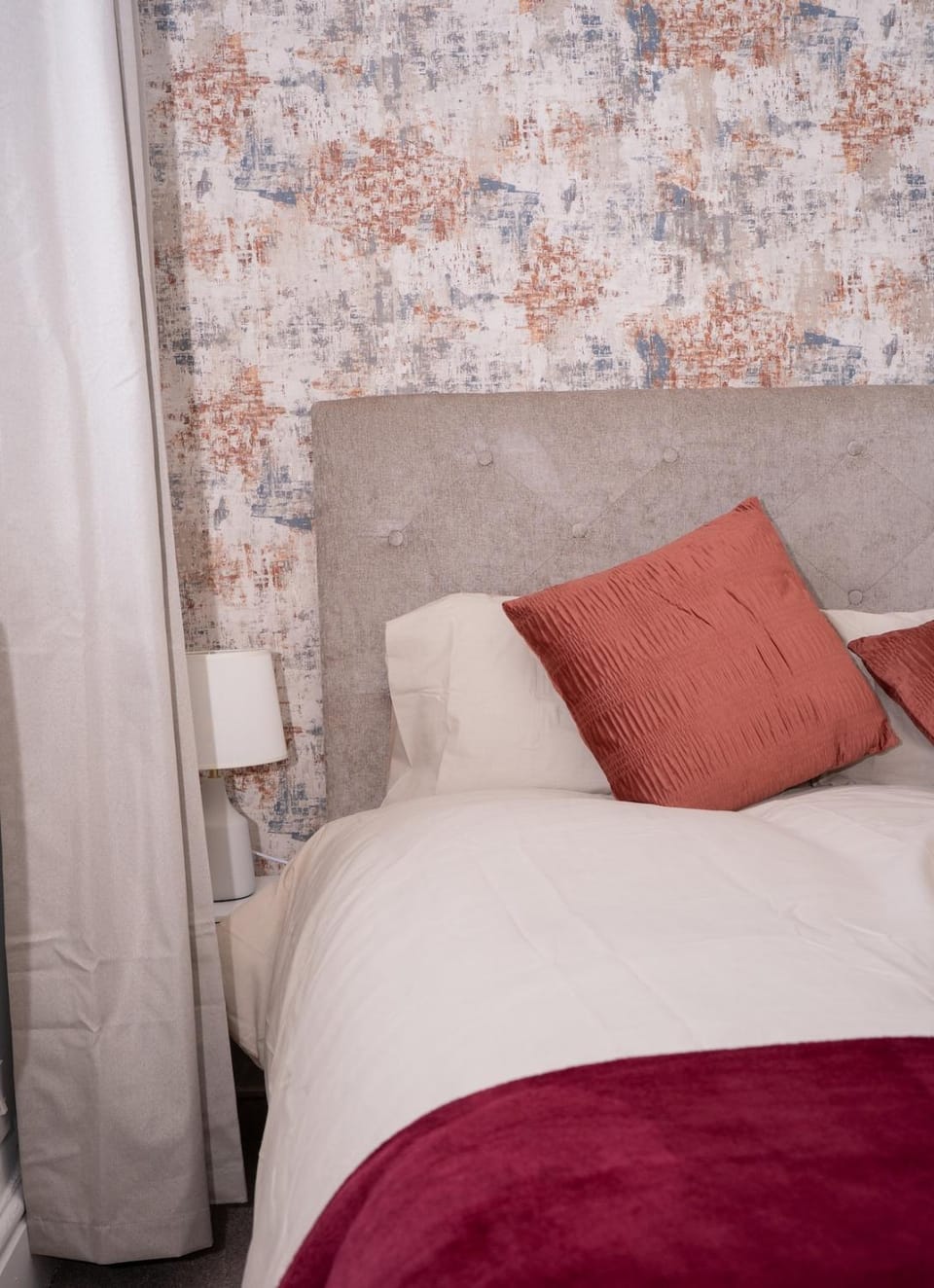 Rednest Swindon Central Stay Free Parking Apartment in Swindon