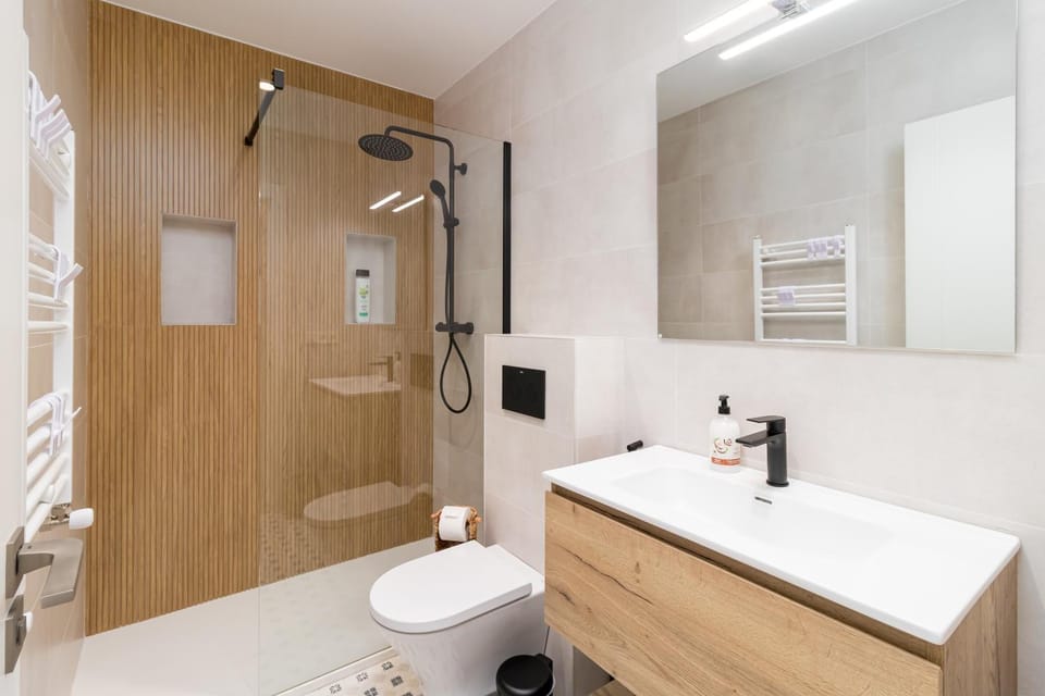 Shower, Toilet, towels