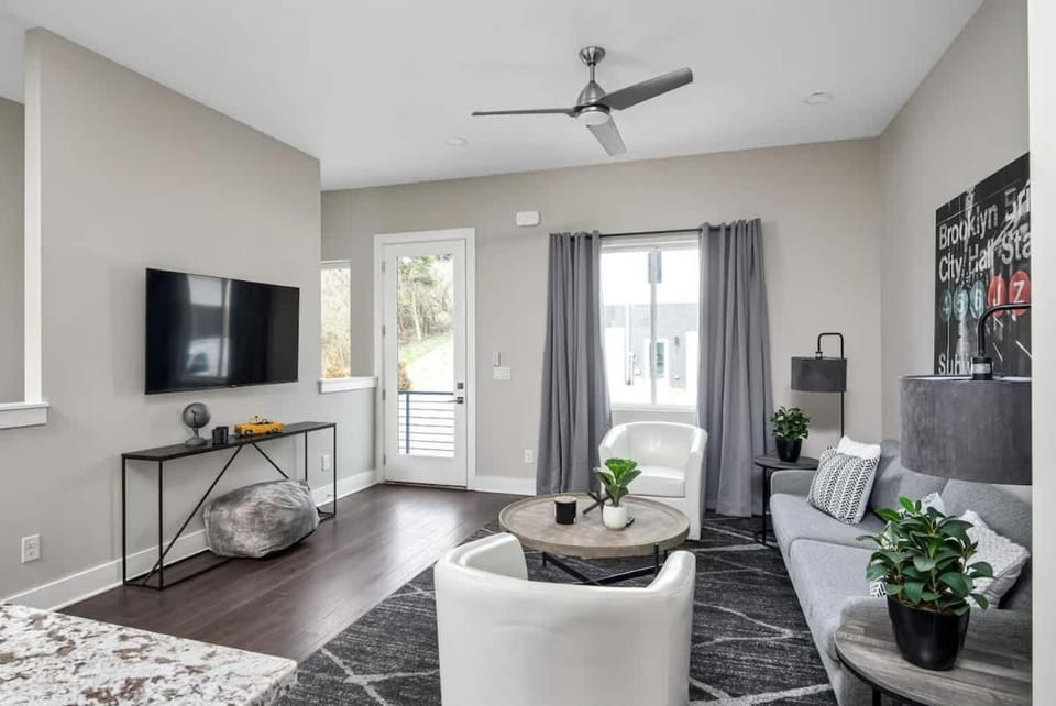 Communal lounge/ TV room, TV and multimedia, Living room, Seating area, Evening entertainment