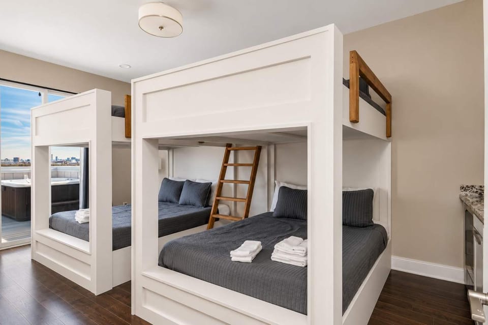 Bed, Photo of the whole room, Bedroom, bunk bed, towels