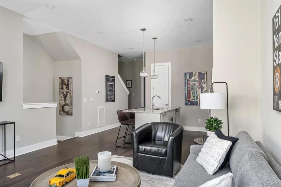 Kitchen or kitchenette, Living room, Seating area, Dining area