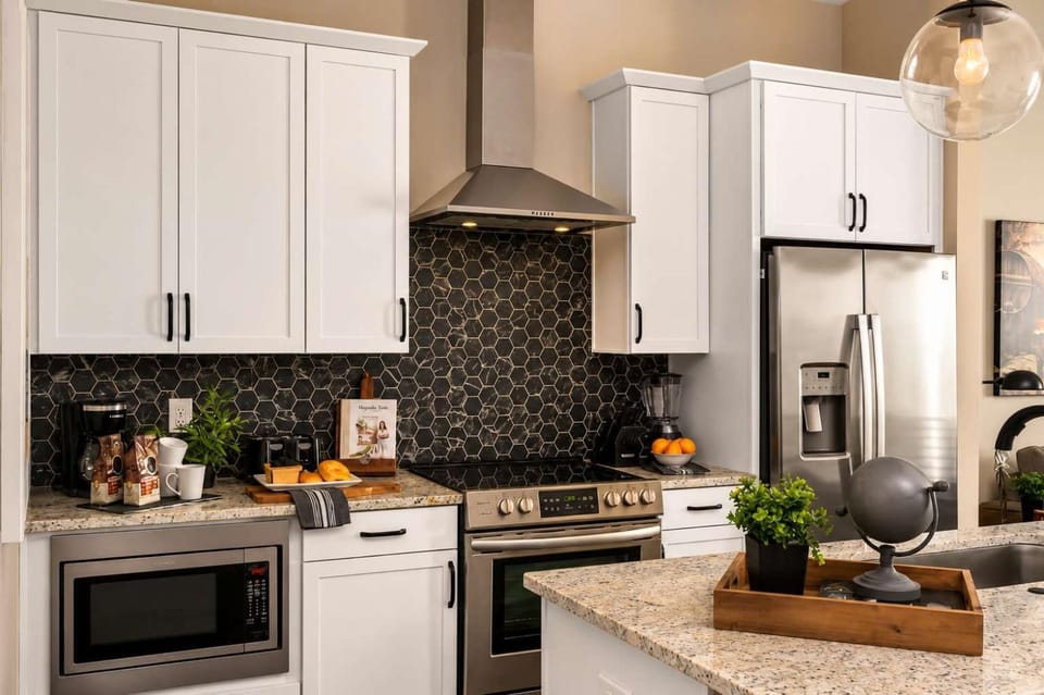 Coffee/tea facilities, Kitchen or kitchenette, dishwasher, oven, stove, toaster