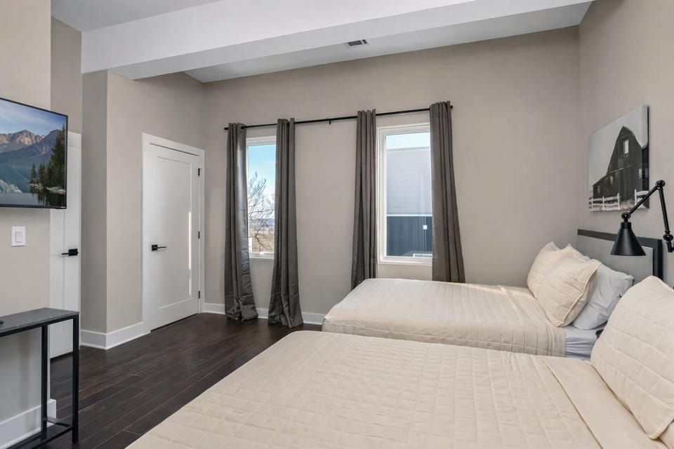 Bed, TV and multimedia, Photo of the whole room, Bedroom