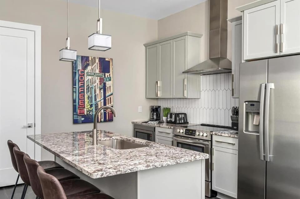 Coffee/tea facilities, Kitchen or kitchenette, oven, stove