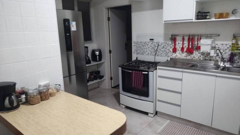 Coffee/tea facilities, oven, stove, toaster
