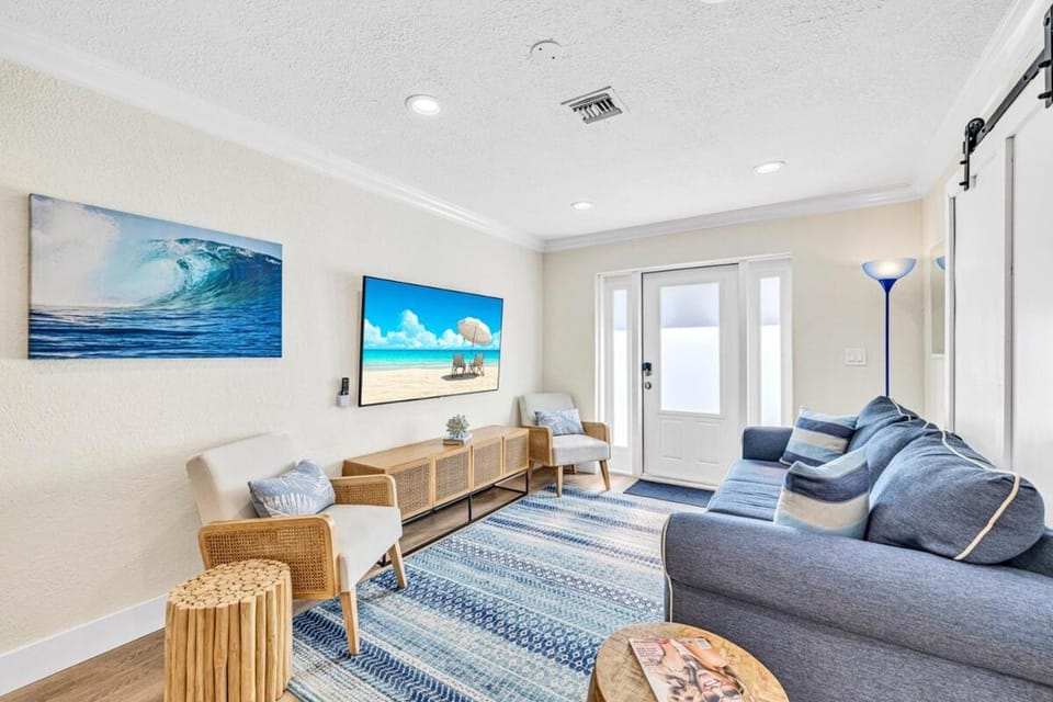 Large 8 Beds 4 Bath Heated Pool House Delray Beach House in Miami