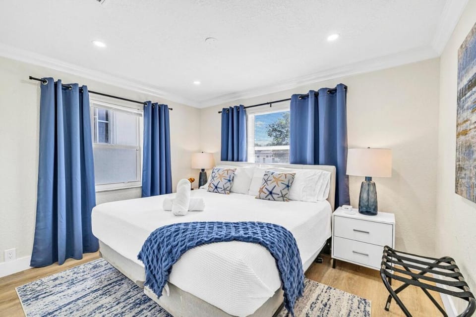 Large 8 Beds 4 Bath Heated Pool House Delray Beach House in Miami
