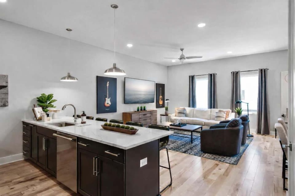 Kitchen or kitchenette, Living room, Seating area, Dining area