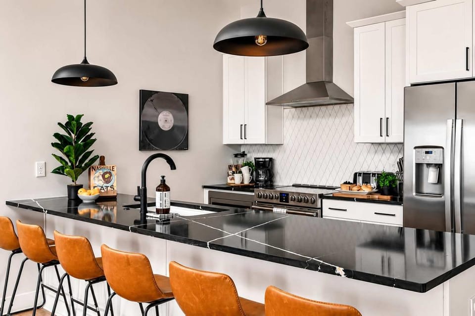 Coffee/tea facilities, Kitchen or kitchenette, Photo of the whole room, Dining area, oven, stove, toaster