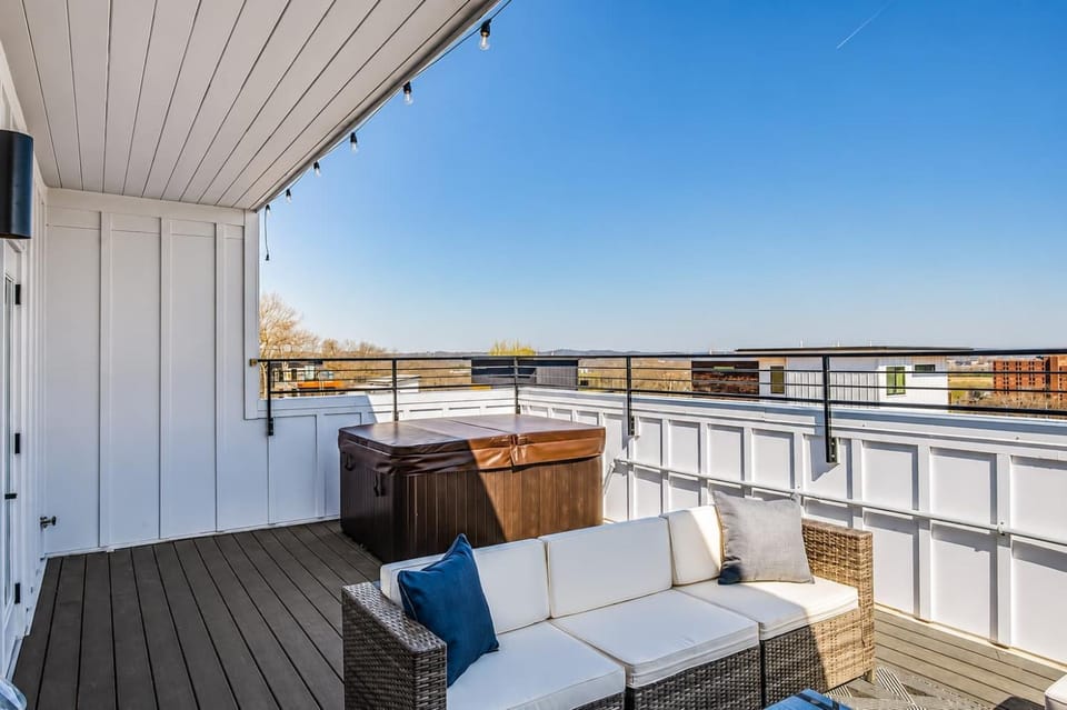 Patio, Day, Hot Tub, View (from property/room), Balcony/Terrace, Seating area