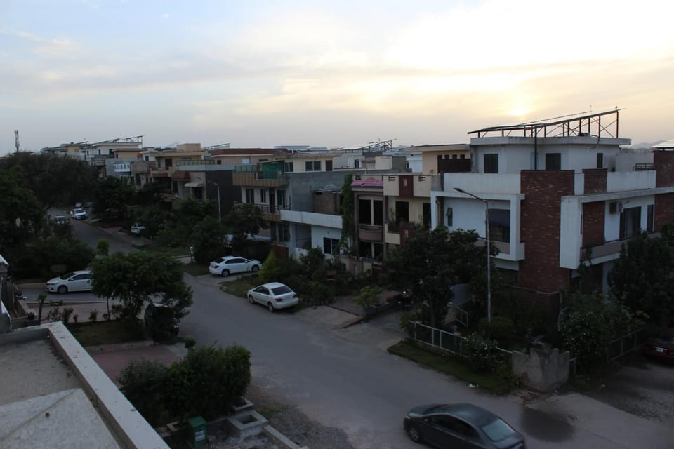 Property building, Day, Neighbourhood, Balcony/Terrace, City view, Street view, Location, Parking